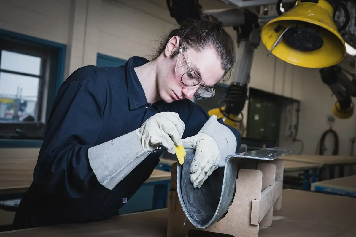 Etudiant travaillant sur une pièce aéronautique