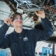 Etudiant inspectant un moteur d'avion
