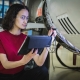 Etudiante inspectant un fuselage