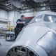 Etudiante dans un hangar