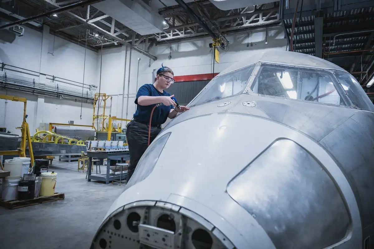 Etudiante dans un hangar