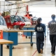 Etudiant et etudiante marchant dans le hangar d'hélicoptères